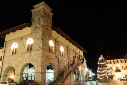 VENZONE VISTA NOTTURNA DELLA LOGGIA COMUNALE - Foto di Mauro Urli 